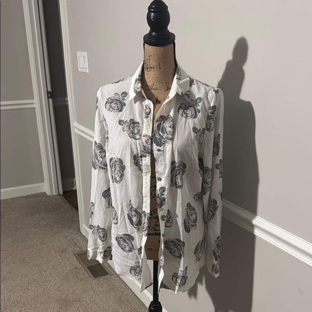 Jaclyn Smith Collection size medium Gray and Cream Floral Shirt